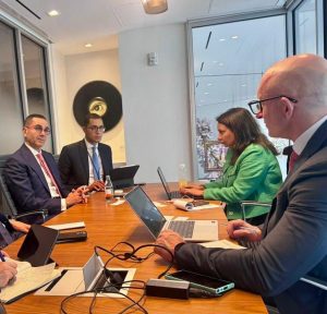 وزير الاستثمار يلتقي وفد من مسؤولي “فيتش” في واشنطن
