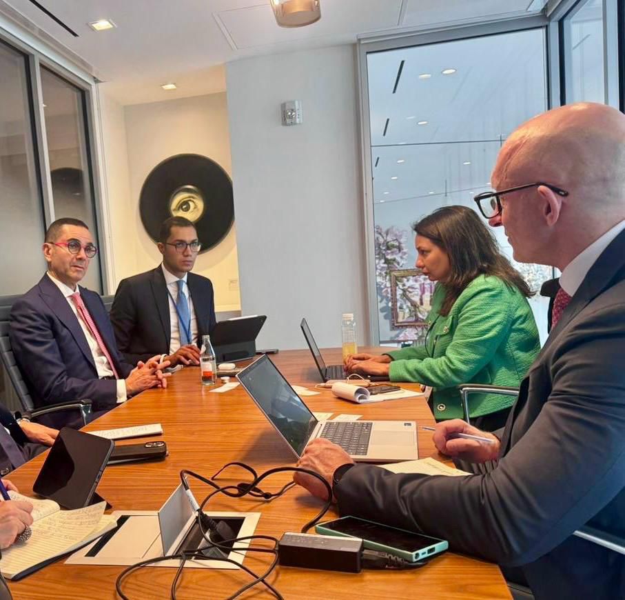 وزير الاستثمار يلتقي وفد من مسؤولي “فيتش” في واشنطن