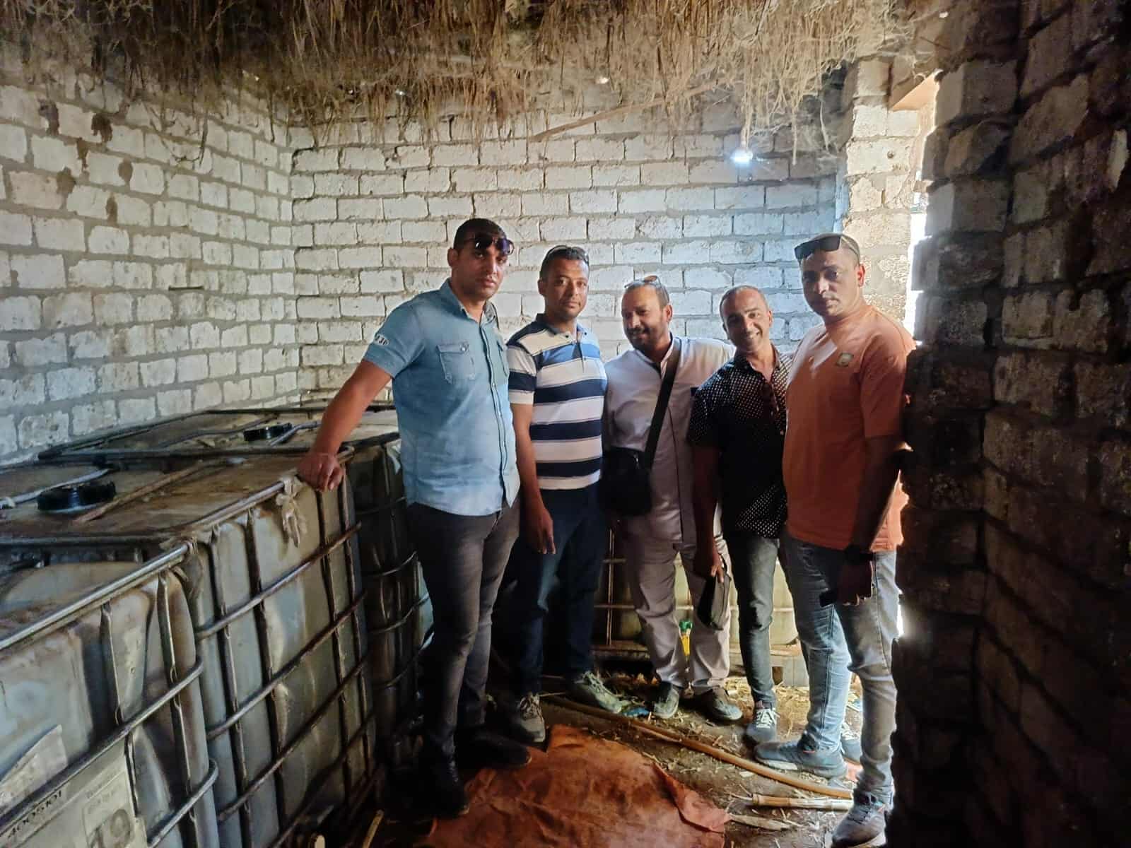 قبل بيعها بالسوق السوداء..ضبط 7 أطنان سولار بأحد المخازن بمنفلوط في أسيوط