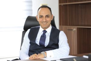 خبير اقتصادي يتوقع خفض المركزي أسعار الفائدة 100 نقطة أساس اليوم