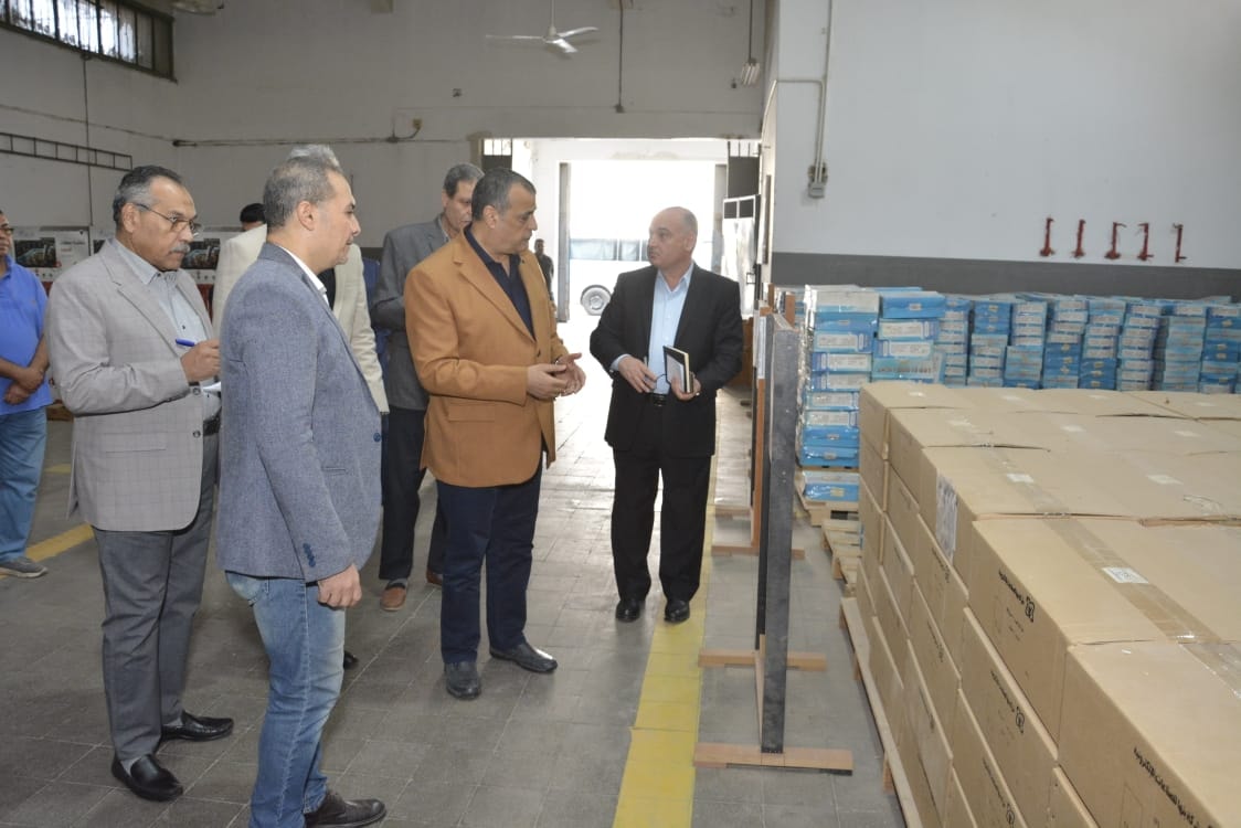 وزير الإنتاج الحربي يتفقد شركة بنها للصناعات الإلكترونية لمتابعة مراحل التصنيع والتطوير