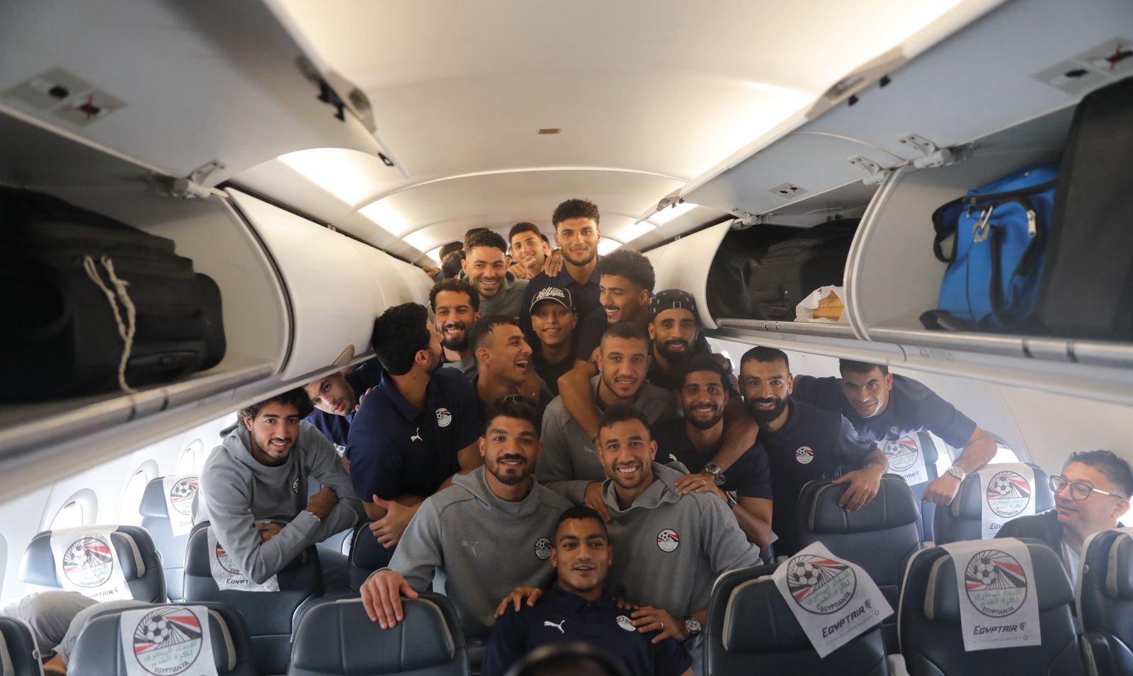 منتخب مصر لكرة القدم علي متن رحلة خاصة لمصر للطيران