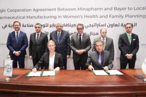 وزير الصحة يشهد توقيع اتفاقية تعاون بين «مينا فارم» و«باير»