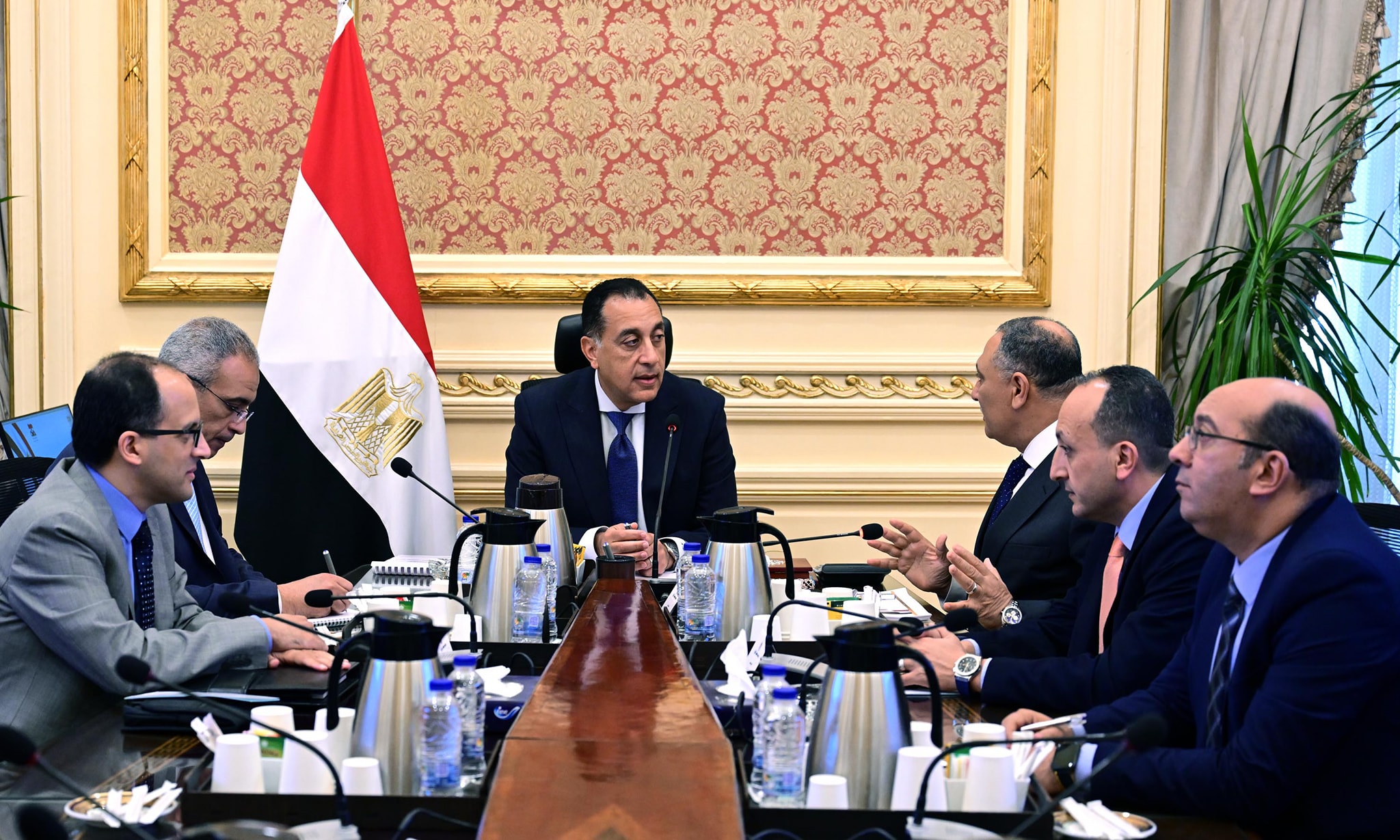 مدبولي يطلع على المواقع المقترحة لمحطات تحلية المياه