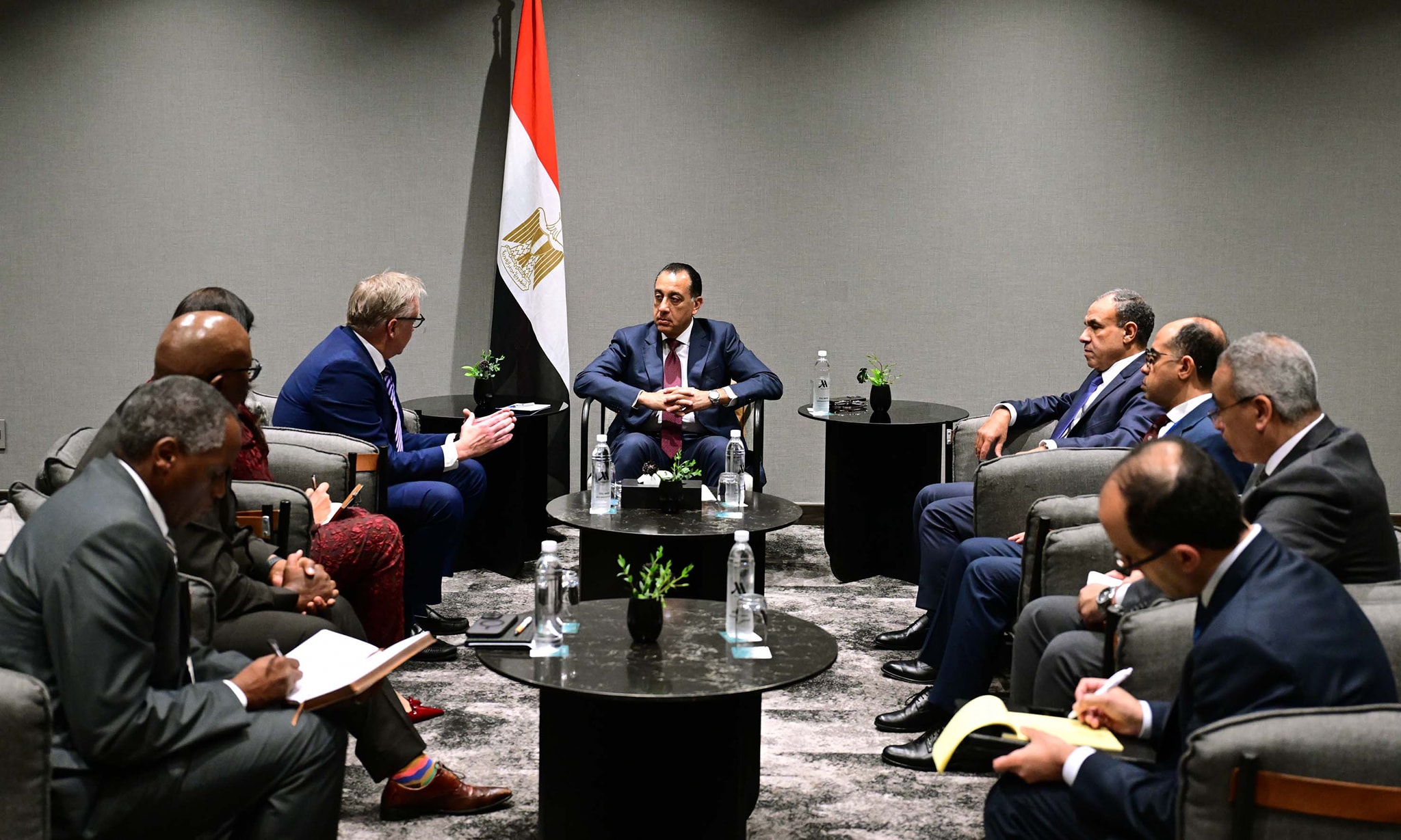 رئيس الوزراء يلتقي ممثلي شركة “أنجلو جولد” في جنوب أفريقيا