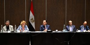 مدبولي يلتقي ممثلي الشركات والمؤسسات البحثية في جنوب أفريقيا