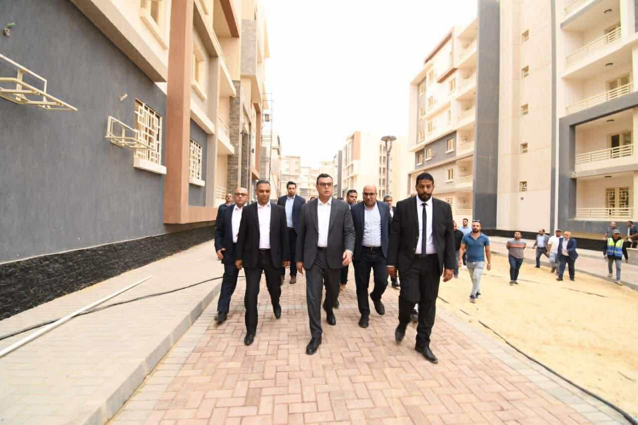 وزير الإسكان يتفقد الطرق بمشروع متوسط في حدائق أكتوبر