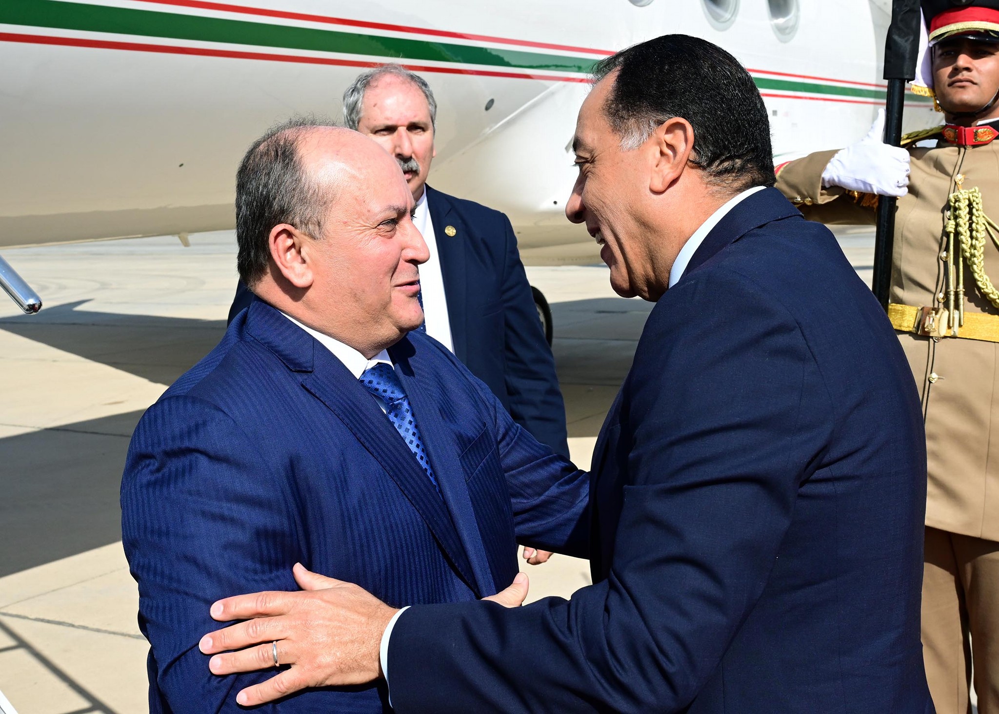 مدبولي يستقبل الوزير الأول للجزائر بمطار القاهرة