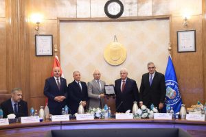 وزير التعليم العالي يكرم جامعة المنيا