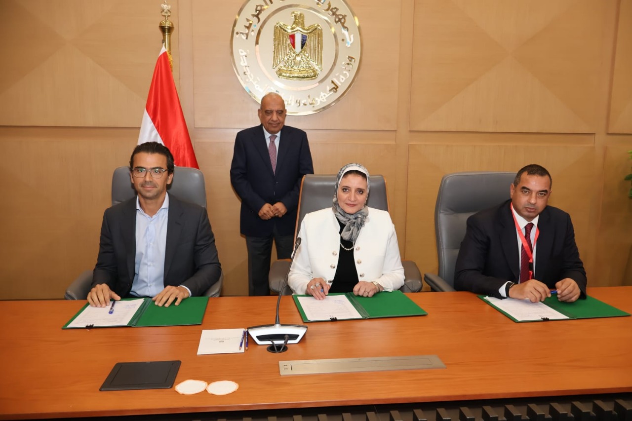 وزير الكهرباء يشهد توقيع اتفاقيات تنفيذ مشروعين للطاقة الشمسية