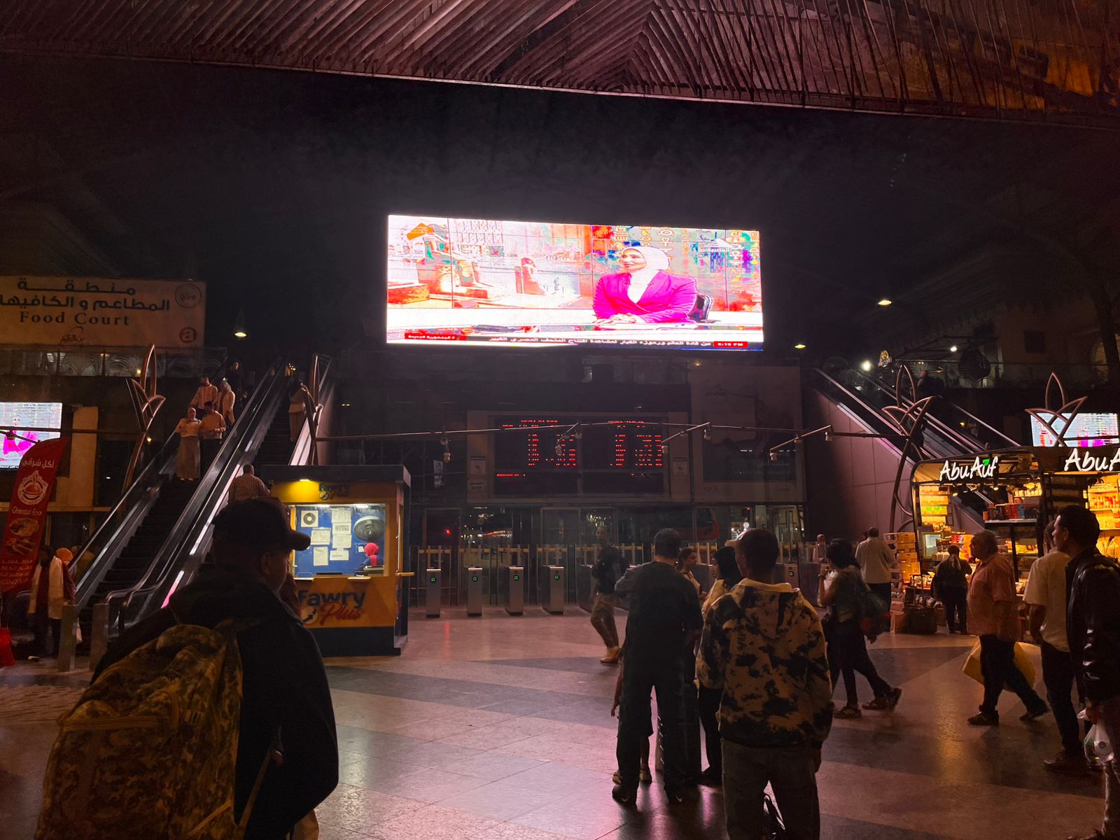 احتشاد المواطنين في ميادين مصر لمتابعة افتتاح المتحف المصري الكبير.. شاشات عملاقة تبث الحدث التاريخي من رمسيس إلى الغردقة