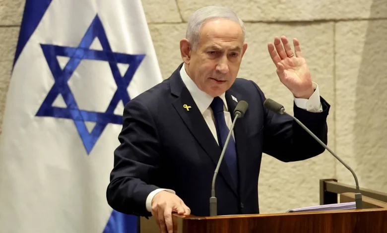 إدعى رئيس وزراء الاحتلال الإسرائيلي "بنيامين نتنياهو"، خلال اجتماع حكومته، اليوم الأحد، أن حركة حماس لا تتوقف عن خرق وقف إطلاق النار في قطاع غزة، مشيراً إلى أن جيش الاحتلال يتعامل ميدانياً مع هذه الخروقات وفق ما تفرضه الضرورة الأمنية