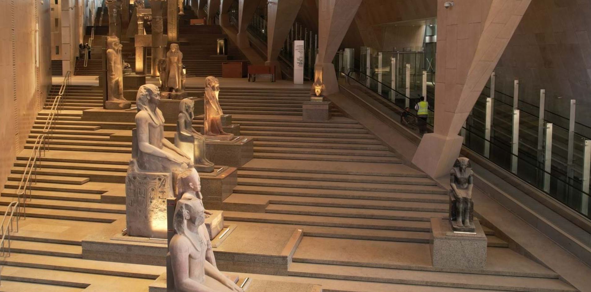 الدَّرج العظيم بالمتحف المصري الكبير.. بانوراما فنية تحكي قصة مصر عبر آثارها الخالدة