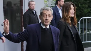 محكمة باريس تقرر الإفراج المؤقت عن ساركوزي تحت إشراف قضائي