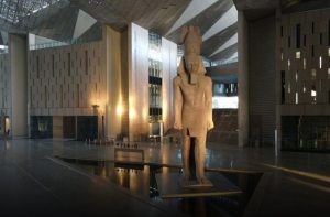 البهو العظيم في المتحف المصري الكبير.. الملك رمسيس الثاني يستقبل الزوار