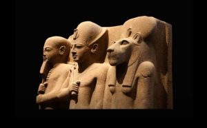 تمثال المعبود "بتاح، والملك رمسيس الثاني، والمعبودة سخمت"