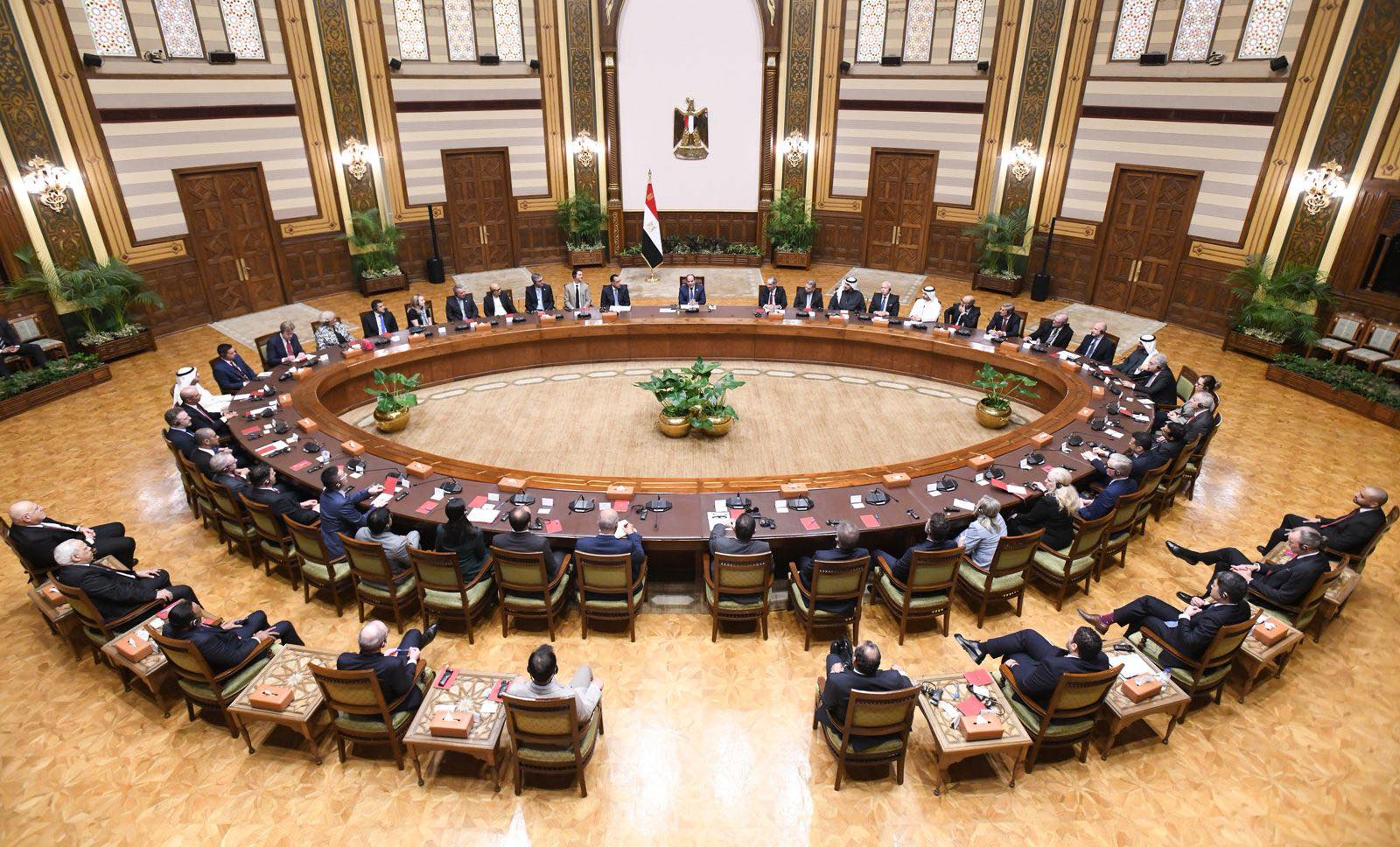 السيسي: مصر تفتح ذراعيها للاستثمار.. وقطاع الاتصالات ركيزة للنمو الاقتصادي والتحول الرقمي