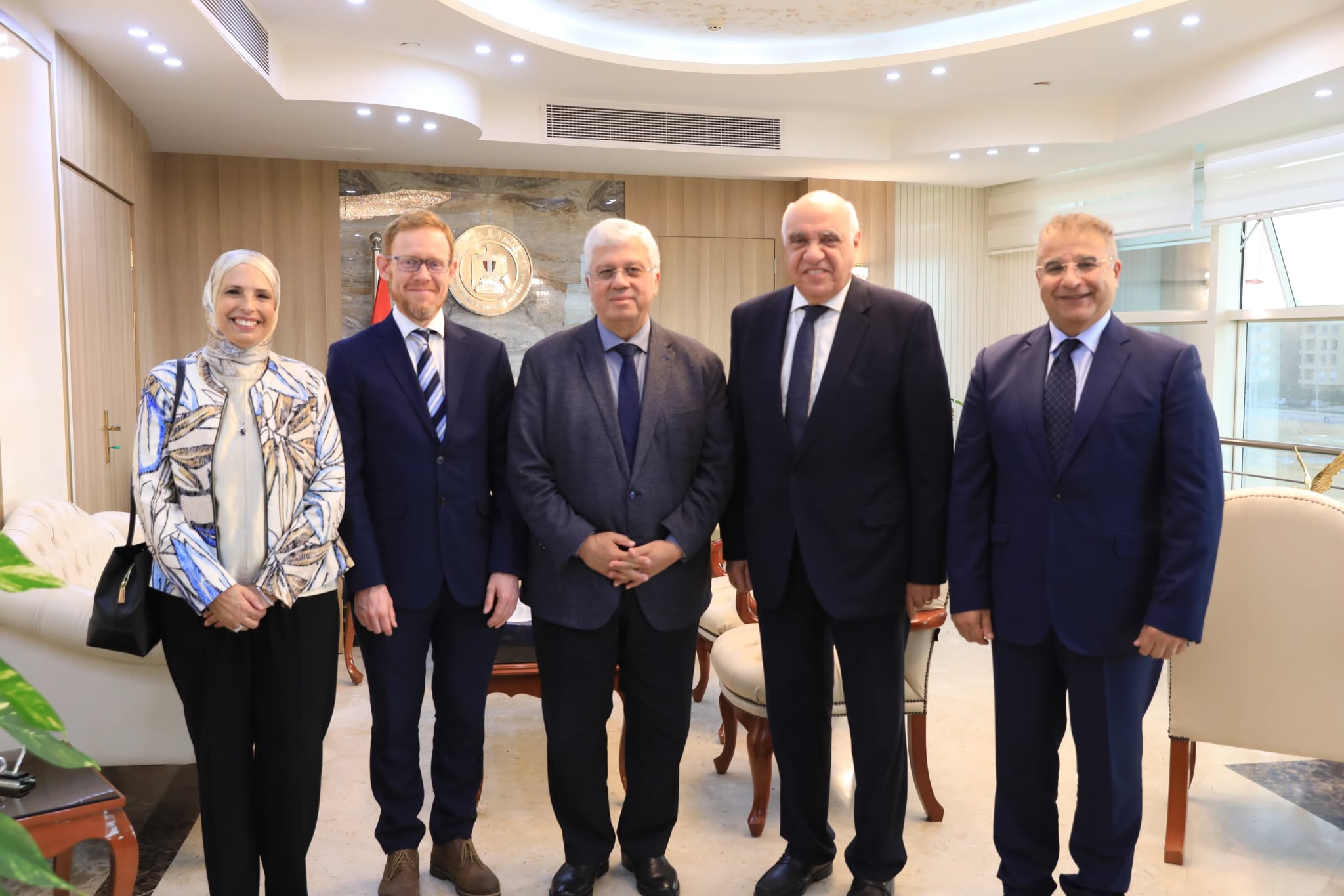 تعزيز البحث الصيدلي..  وزير التعليم العالي ووفد “كينجز كوليدج” يبحثان برامج مشتركة تخدم سوق العمل