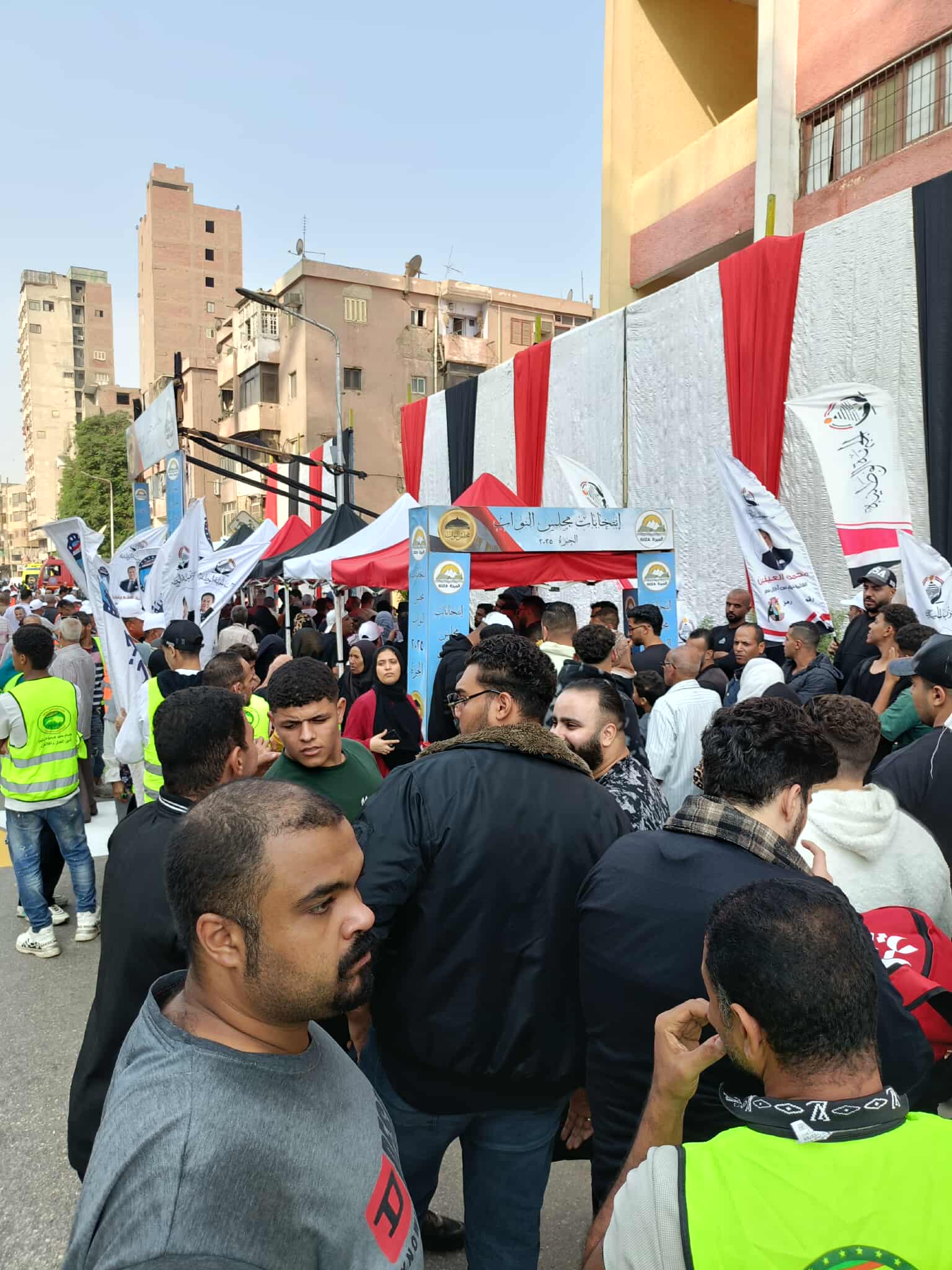إقبال كثيف من الناخبين على لجان الجيزة مع انطلاق التصويت في انتخابات مجلس النواب 2025