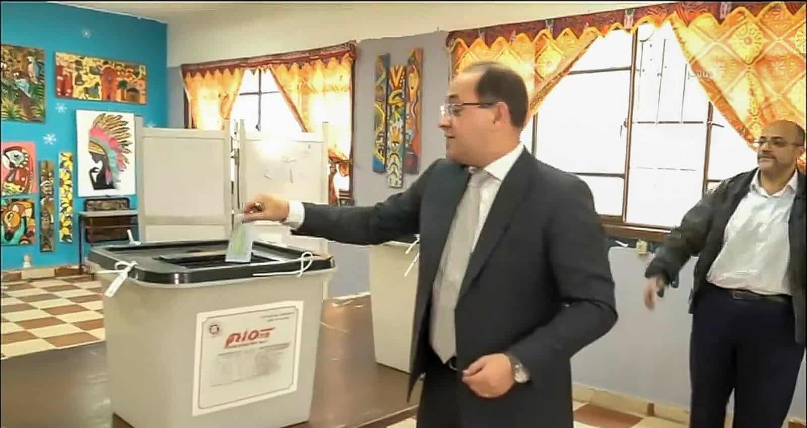 وزير المالية يدلى بصوته في انتخابات مجلس النواب