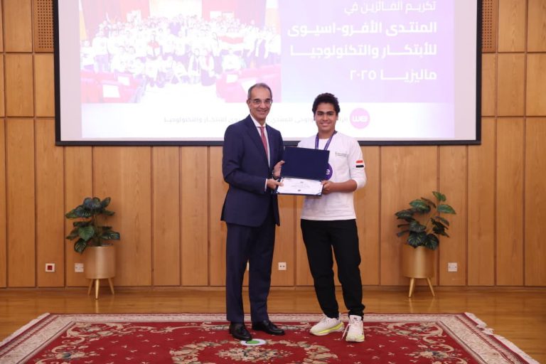 وزير الاتصالات يكرّم الفرق المصرية بعد فوزها بـ 68 جائزة في المنتدى الأفرواسيوي بماليزيا