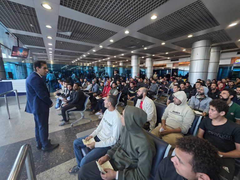 مصر تنجح في إعادة 131 مواطنًا من ليبيا ضمن جهود حماية المصريين بالخارج