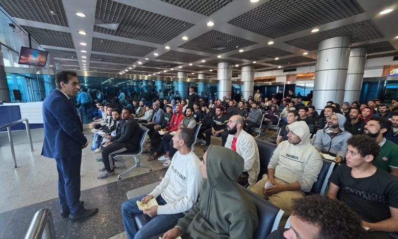 مصر تنجح في إعادة 131 مواطنًا من ليبيا ضمن جهود حماية المصريين بالخارج