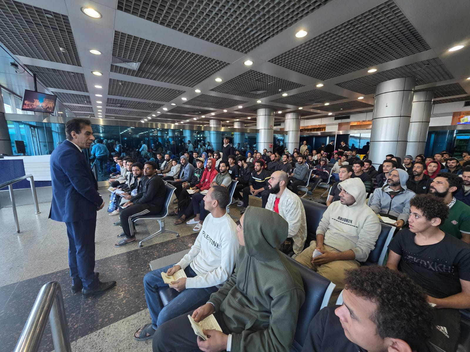 مصر تنجح في إعادة 131 مواطنًا من ليبيا ضمن جهود الدولة لحماية المصريين بالخارج