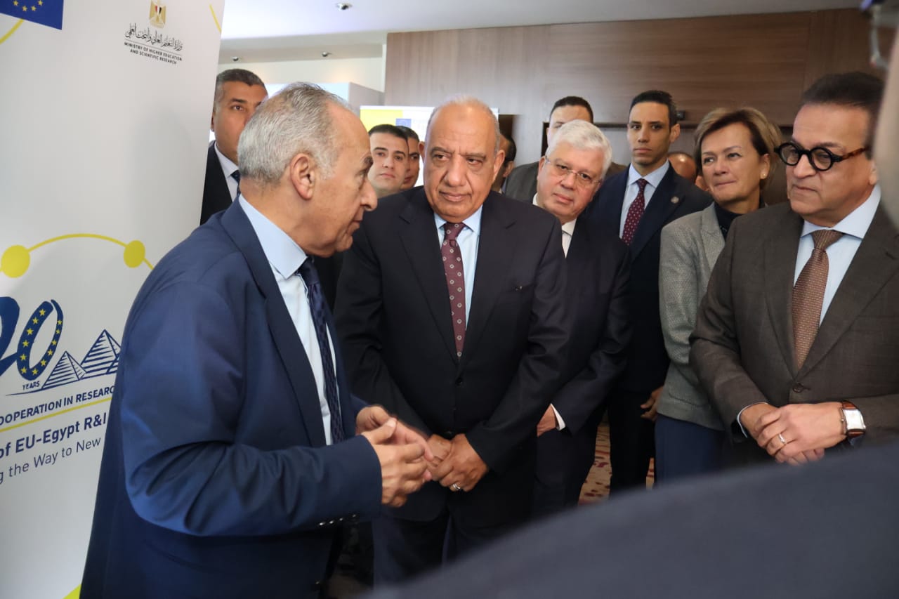 محمود عصمت: تحسين كفاءة شبكات الكهرباء و زيادة قدرات توليد الطاقة المتجددة لأكثر من 16 جيجاوات