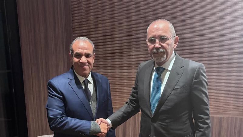 وزير الخارجية يلتقي نظيره الأردني في برشلونة