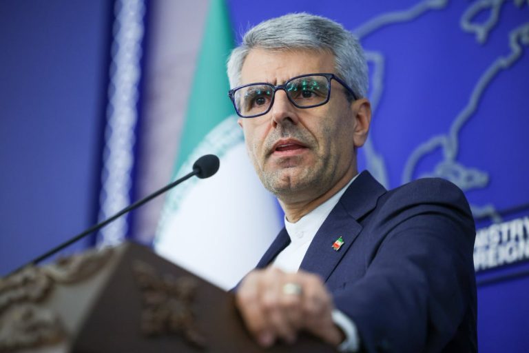 كشف المتحدث باسم وزارة الخارجية الإيرانية، "إسماعيل بقائي"، اليوم الأحد، أن الرسالة التي أرسلها الرئيس الإيراني "مسعود بزشكيان" إلى ولي العهد السعودي الأمير "محمد بن سلمان" كانت رسالة شكر رسمية، أُرسلت في سياق تعزيز العلاقات الثنائية بين إيران والسعودية، لا سيما فيما يتعلق بتنظيم ومتابعة مناسك الحج.