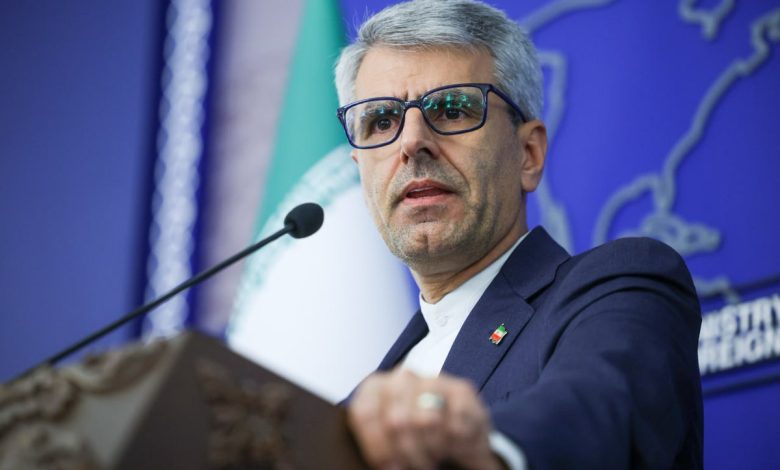 كشف المتحدث باسم وزارة الخارجية الإيرانية، "إسماعيل بقائي"، اليوم الأحد، أن الرسالة التي أرسلها الرئيس الإيراني "مسعود بزشكيان" إلى ولي العهد السعودي الأمير "محمد بن سلمان" كانت رسالة شكر رسمية، أُرسلت في سياق تعزيز العلاقات الثنائية بين إيران والسعودية، لا سيما فيما يتعلق بتنظيم ومتابعة مناسك الحج.