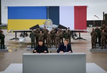 زيلينسكي: أوكرانيا توقع على صفقة أسلحة فرنسية تشمل 100 طائرة رافال