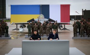 زيلينسكي: أوكرانيا توقع على صفقة أسلحة فرنسية تشمل 100 طائرة رافال