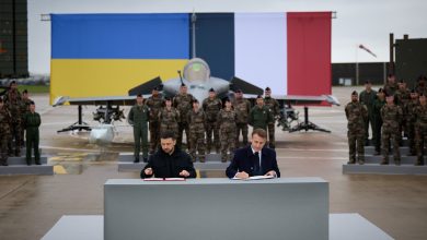 زيلينسكي: أوكرانيا توقع على صفقة أسلحة فرنسية تشمل 100 طائرة رافال