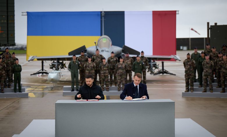 زيلينسكي: أوكرانيا توقع على صفقة أسلحة فرنسية تشمل 100 طائرة رافال