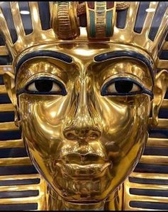 قناع توت عنخ آمون.. التحفة الذهبية بالمتحف المصري الكبير التي أبهرت العالم