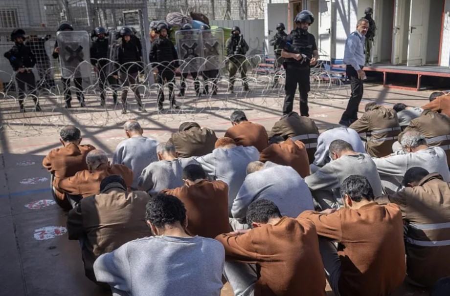 الخارجية الفلسطينية: الاحتلال الإسرائيلي يرتكب انتهاكات ممنهجة ضد الأسرى