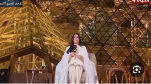 منى الشاذلي تزين المتحف المصري الكبير بتغطية حصرية