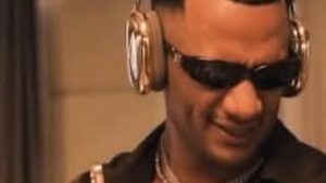 شخص عربي يهدي محمد رمضان آيفون وسماعات ومايكروفون ذهب عيار 24