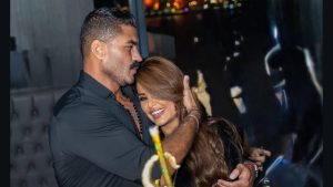 شاهد..زوجة خالد سليم تحتفل بعيد ميلاده بأجواء مبهجة