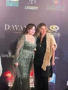 إلهام شاهين برفقة يسرا على السجادة الحمراء بمهرجان شرم الشيخ للمسرح الشبابي