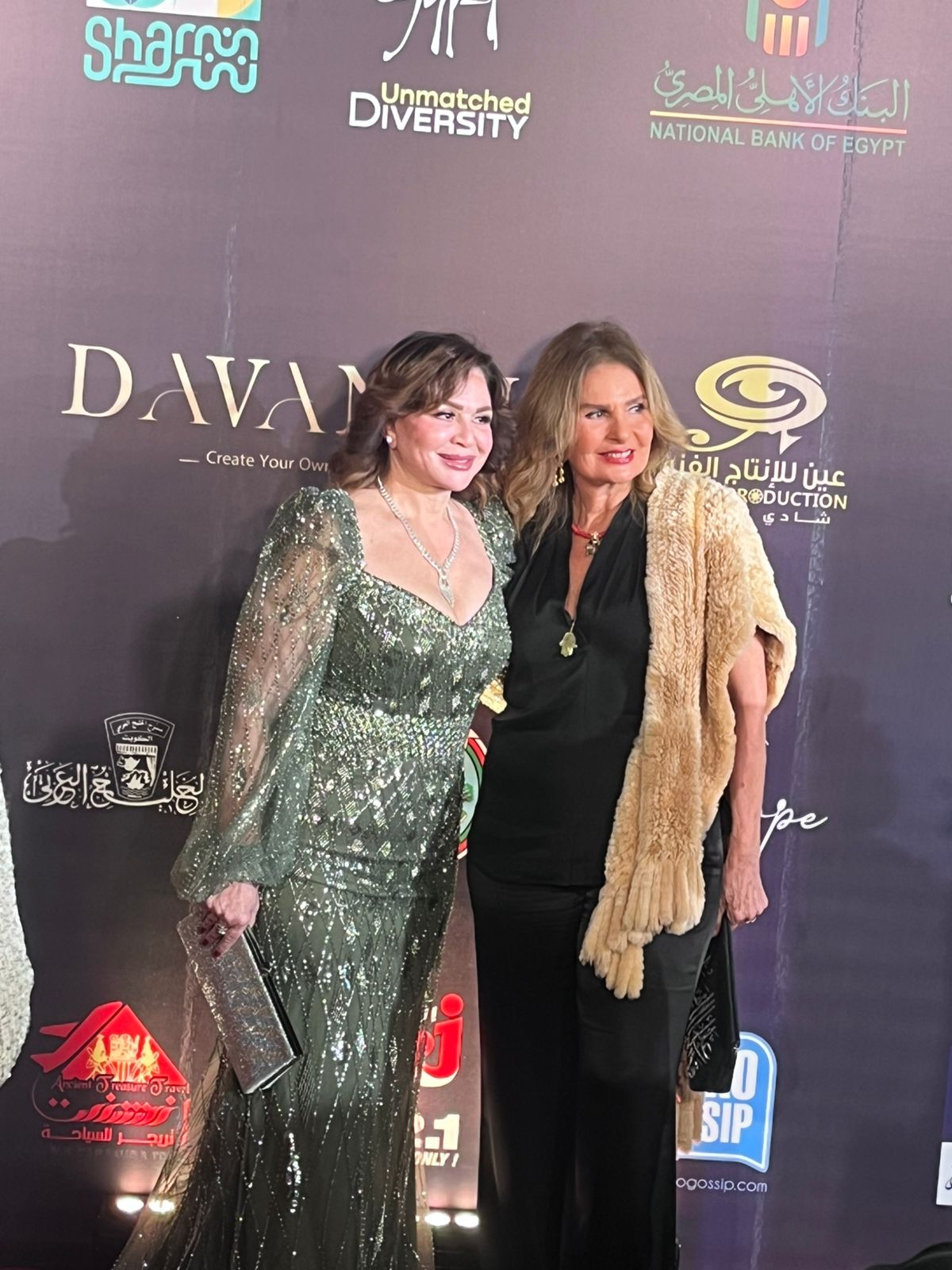 إلهام شاهين برفقة يسرا على السجادة الحمراء بمهرجان شرم الشيخ للمسرح الشبابي