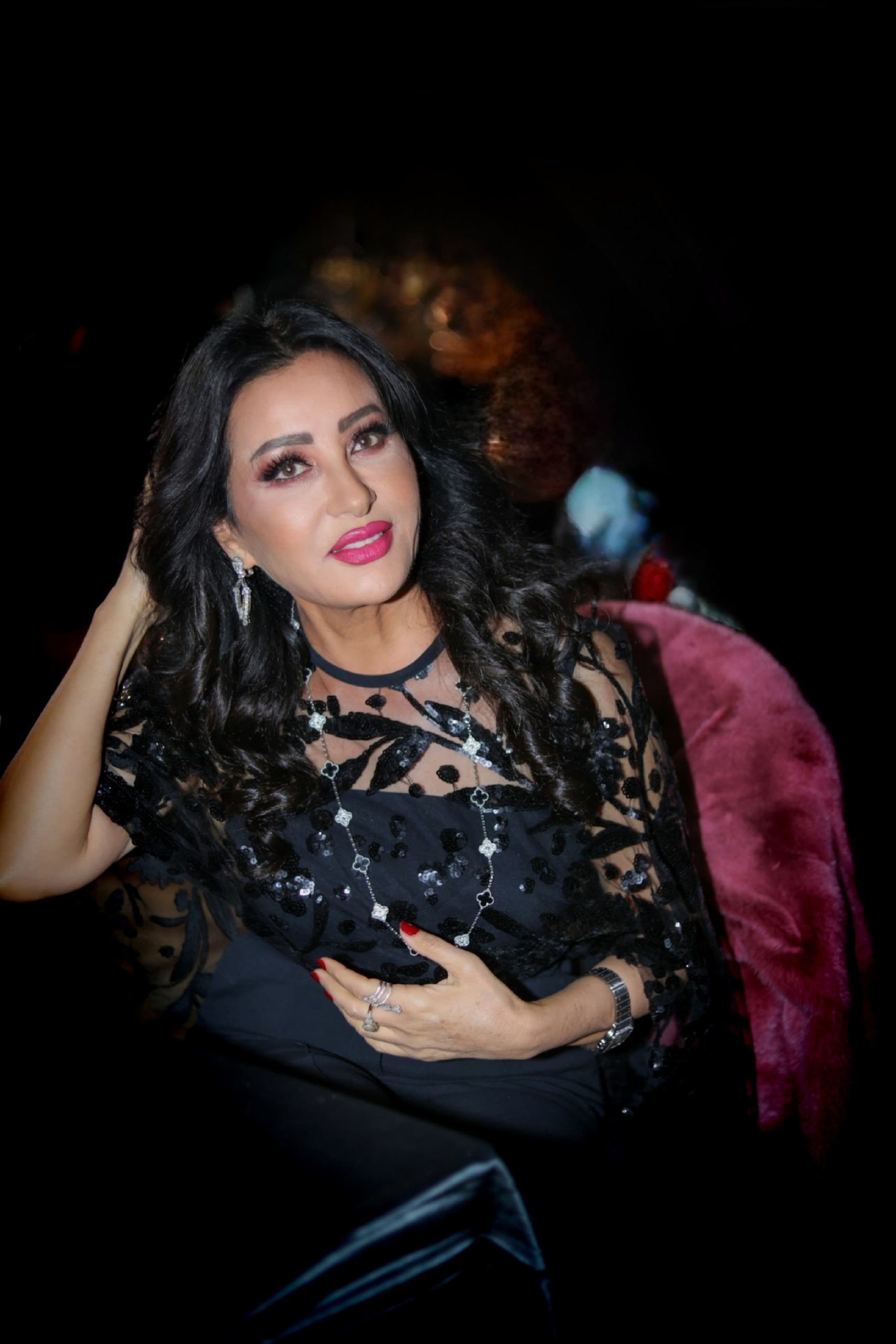 لطيفة تتألق بالأسود أثناء تكريمها  بأفضل مطربة في الوطن العربي