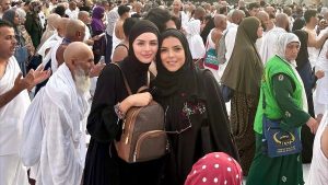 برفقة هنادي مهنا.. ناهد السباعي تؤدي مناسك العمرة نيابة عن والدتها