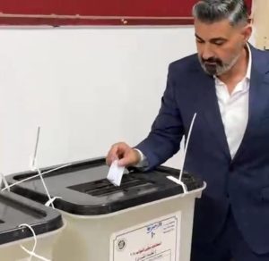 بعد أزمة تصريحاته بالجزائر… أول ظهور لياسر جلال في الانتخابات البرلمانية