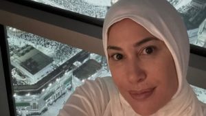 شاهد …هند صبري أمام الكعبة المشرفة