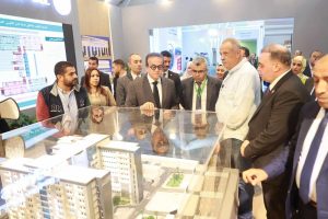 وزير الصحة يتفقد معرض «سمارت هيلث جيت» وجناح التنمية البشرية