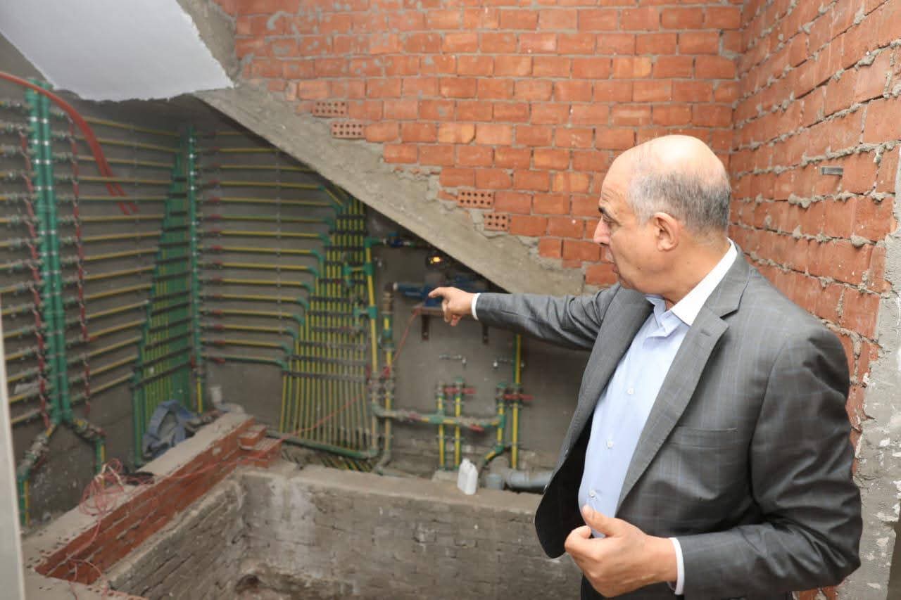 محافظ المنيا يأمر بإزالة برج مخالف في بني مزار وإحالة المتورطين إلى التحقيق