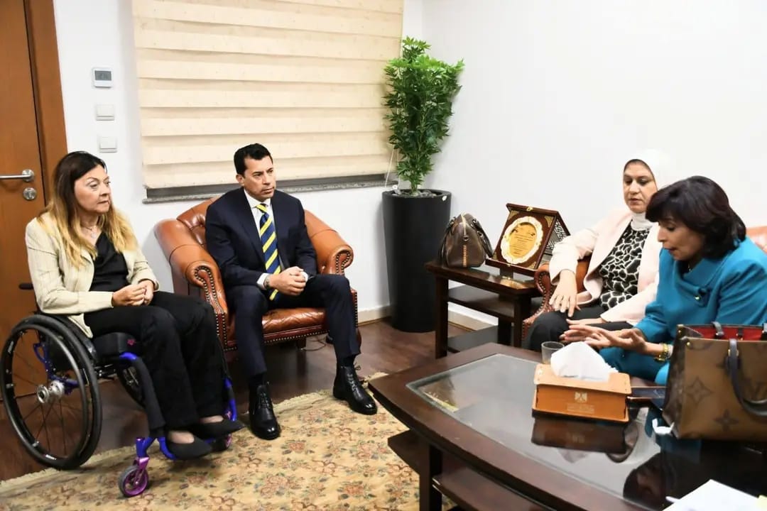 بحث دمج احتفالية ذوي الإعاقة مع “قادرون باختلاف”